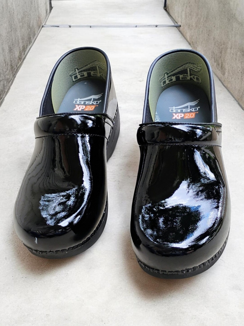 Dansko XP 2.0 Black Patent Leather Professional Clogs Like New 41 EU/10.5-11 US